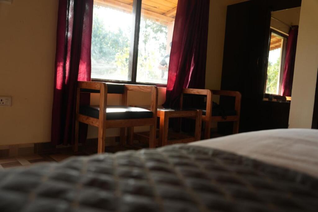 Наинитал: Corbett Mid Forest Resort