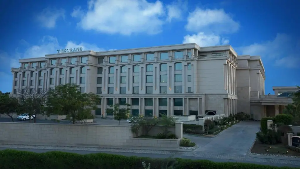 Нью-Дели: The Grand Luxury Apartment