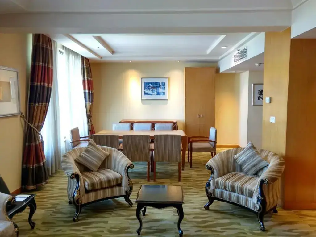 Нью-Дели: The Grand Luxury Apartment