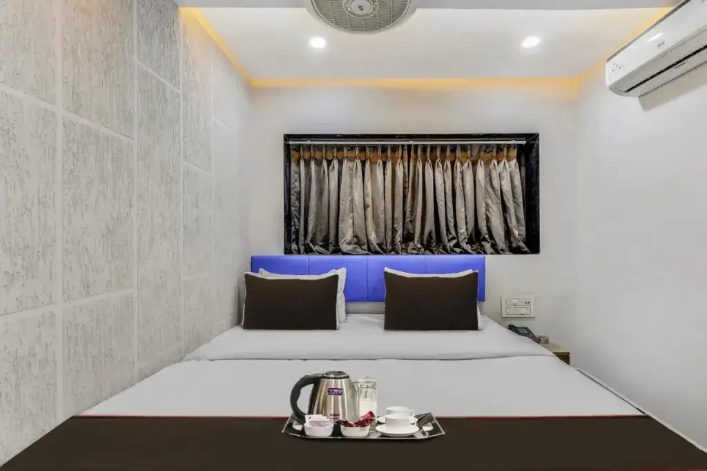 Сурат: Capital O 703324 Hotel Vrundavan Room & Banquet