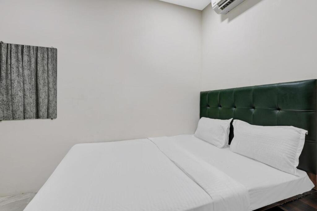 Сурат: OYO Flagship 806111 On Off Hotel Room