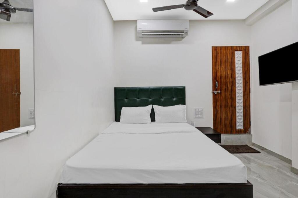 Сурат: OYO Flagship 806111 On Off Hotel Room
