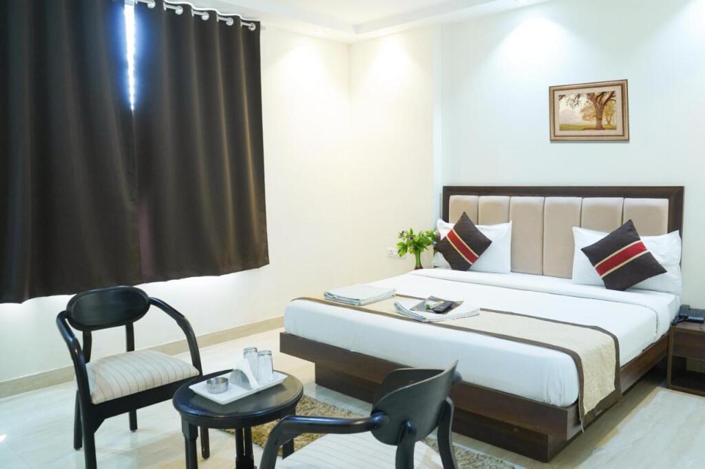 Нойда: Roomshala 024 Luxury Stays Sector 12