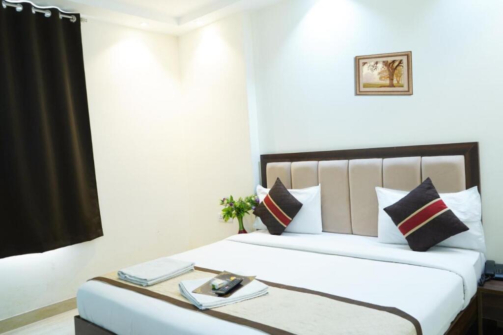 Нойда: Roomshala 024 Luxury Stays Sector 12
