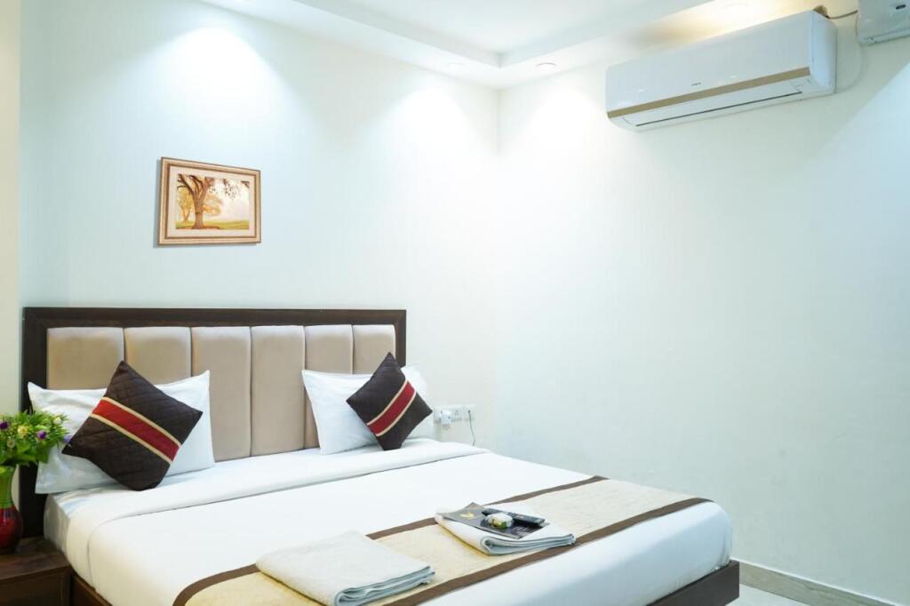 Нойда: Roomshala 024 Luxury Stays Sector 12