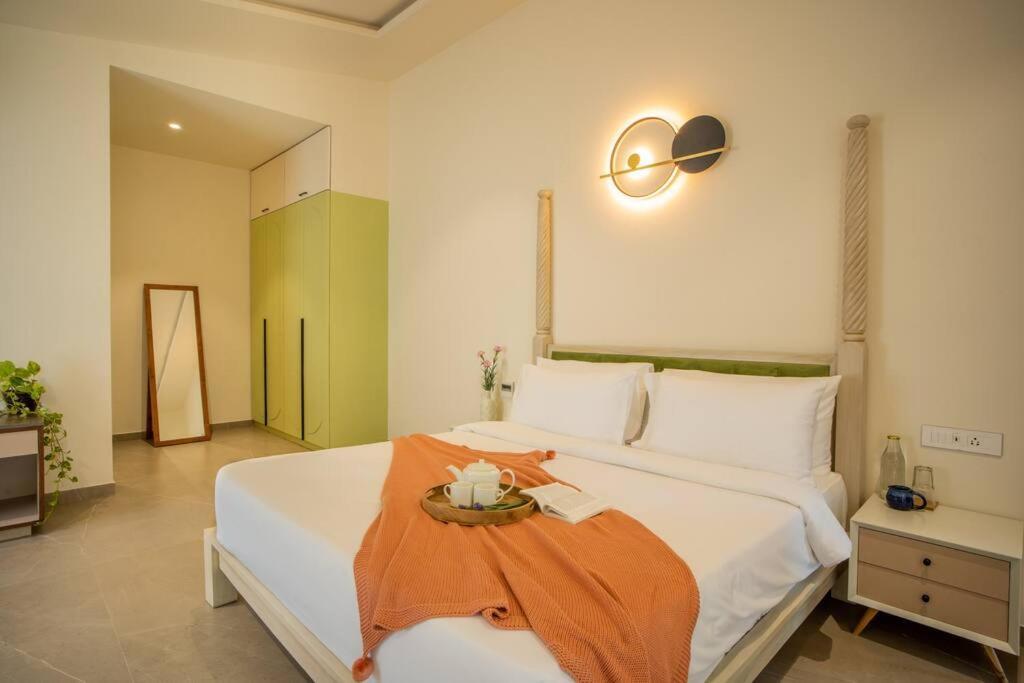 Вагатор: Cloud7 Waves Luxury 4 BHK Villa by Elivaas