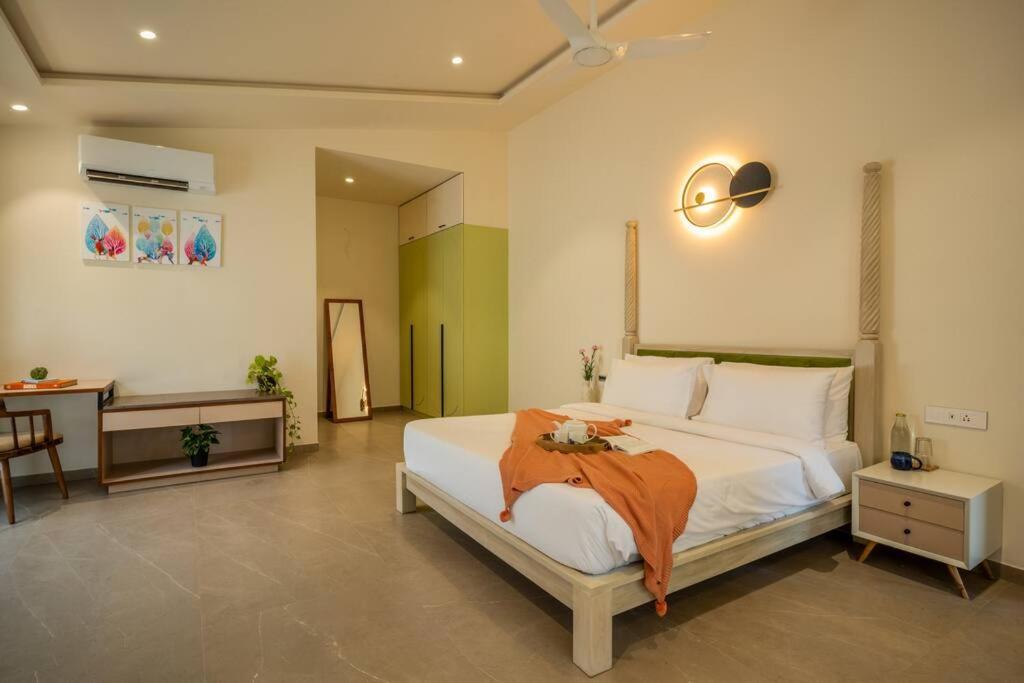 Вагатор: Cloud7 Waves Luxury 4 BHK Villa by Elivaas