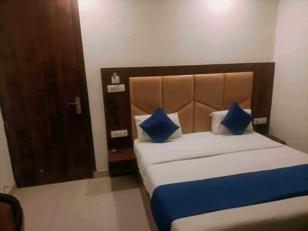 Нью-Дели: POP 91496 Airport Palace Near Airport