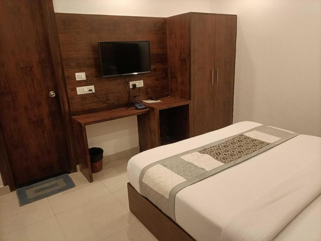 Нью-Дели: POP 91496 Airport Palace Near Airport