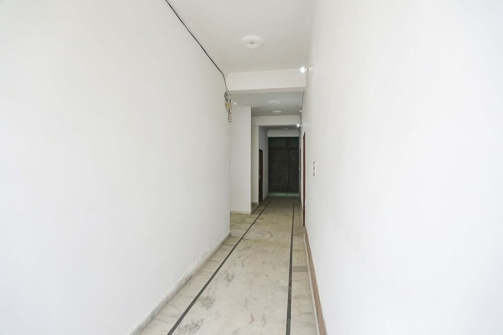 Нойда: Fabexpress Samira Residency