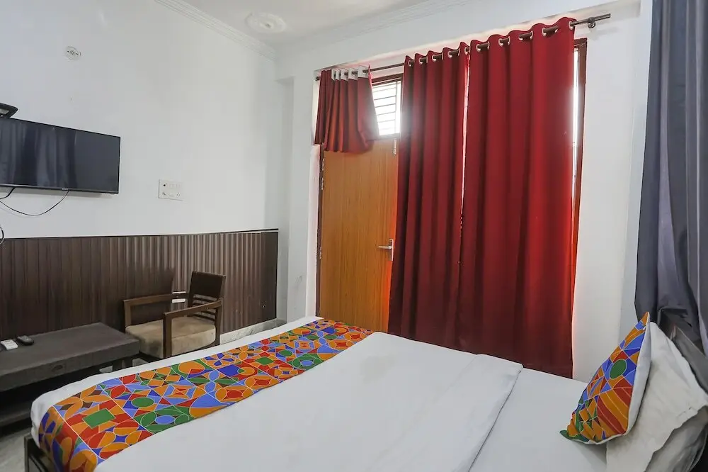 Нойда: Fabexpress Samira Residency