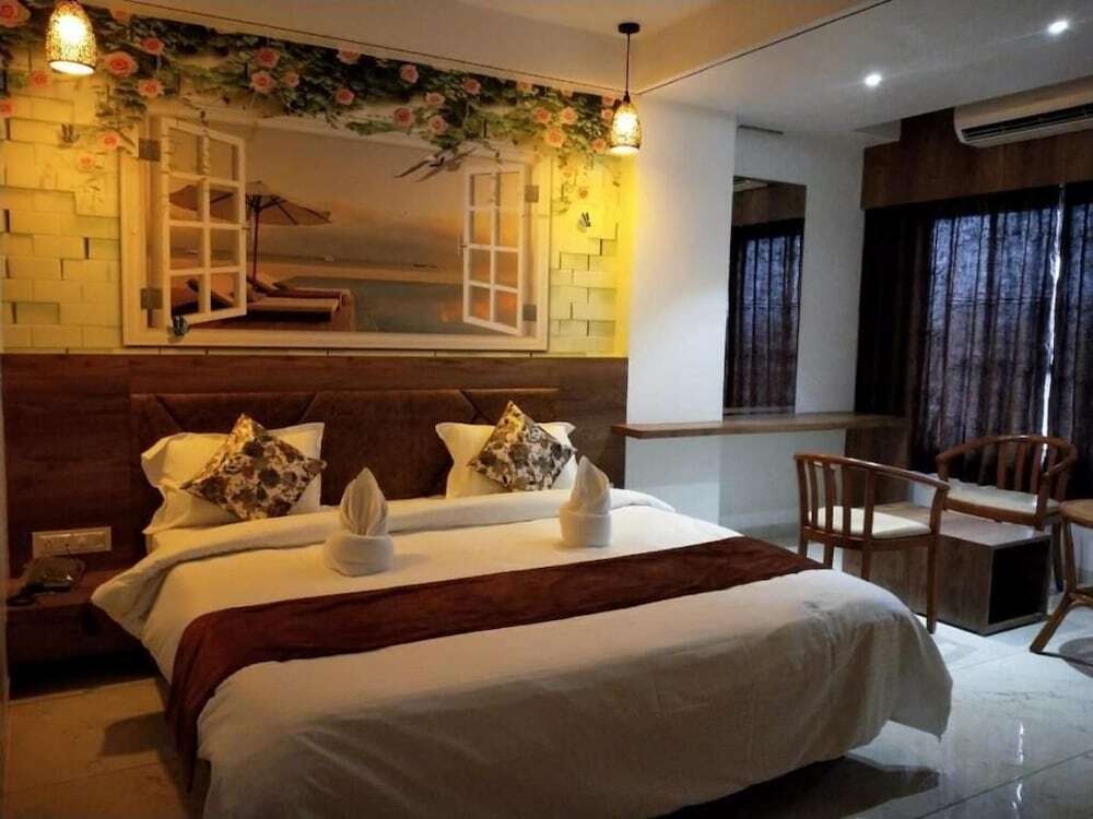 Патан: Hotel The Grand Piano
