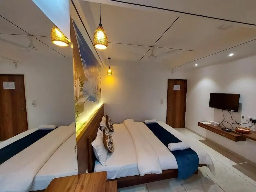 Патан: Hotel The Grand Piano