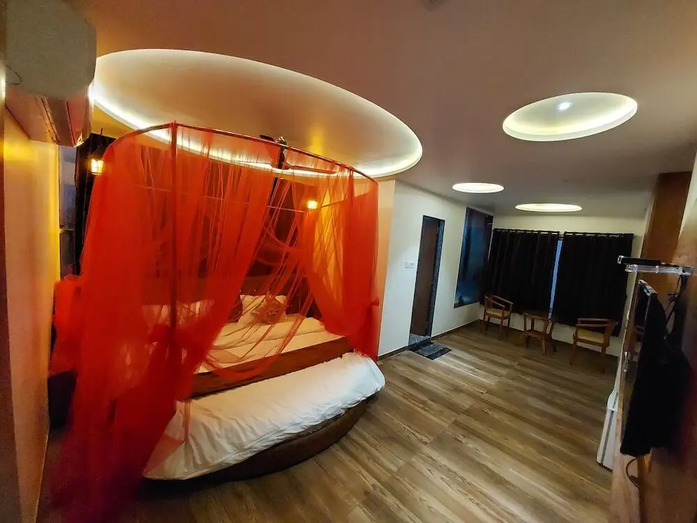 Патан: Hotel The Grand Piano