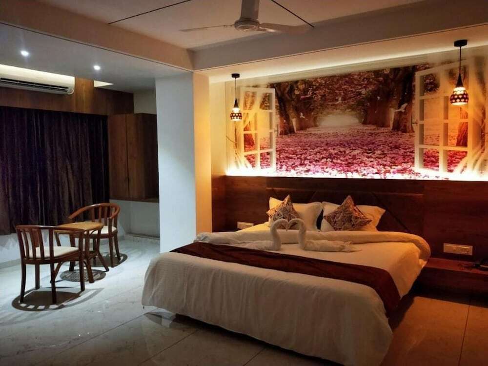 Патан: Hotel The Grand Piano