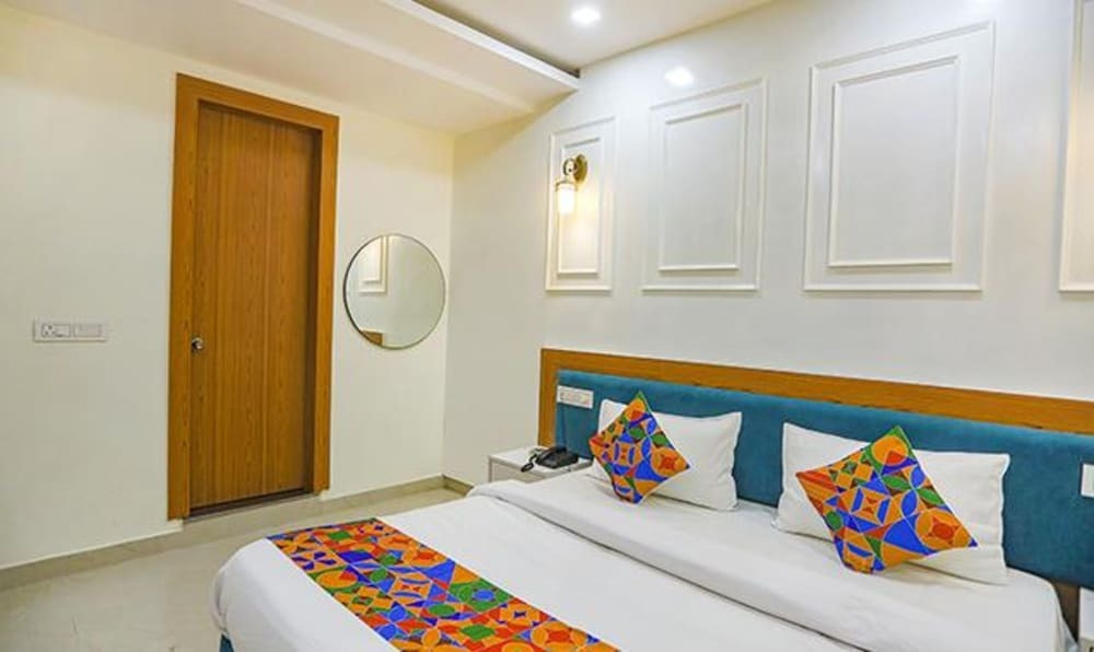 Праяградж: Fabhotel Cosmos