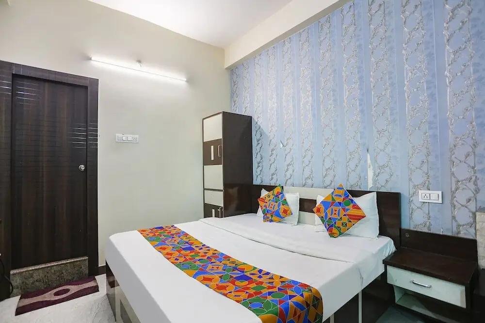 Праяградж: Fabhotel Royal Stay Inn
