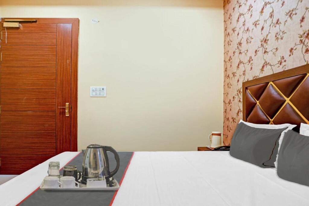 Праяградж: Collection O Hotel Blue Diamond