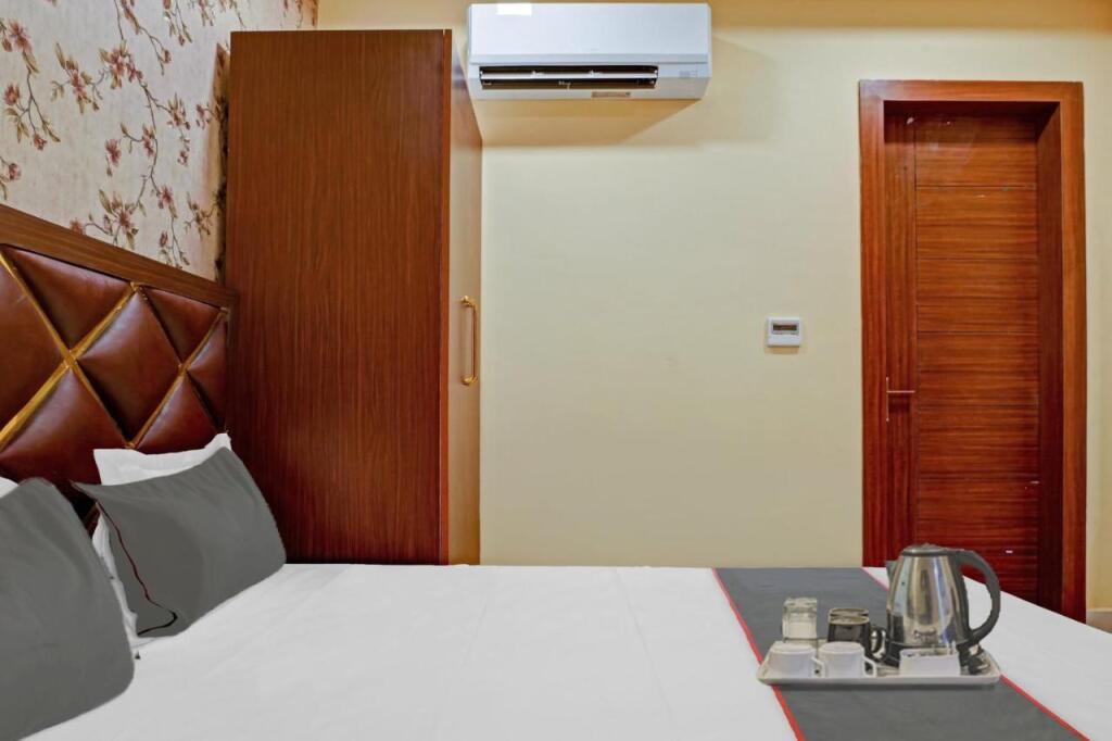 Праяградж: Collection O Hotel Blue Diamond