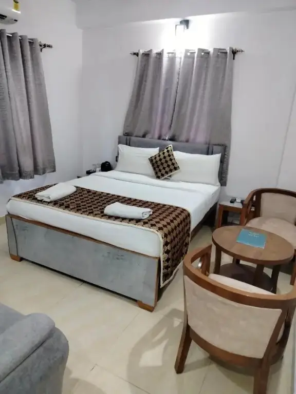Праяградж: Hotel Aman Residency