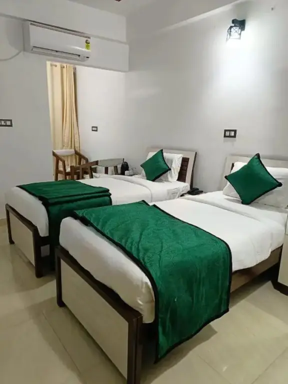 Праяградж: Hotel Aman Residency