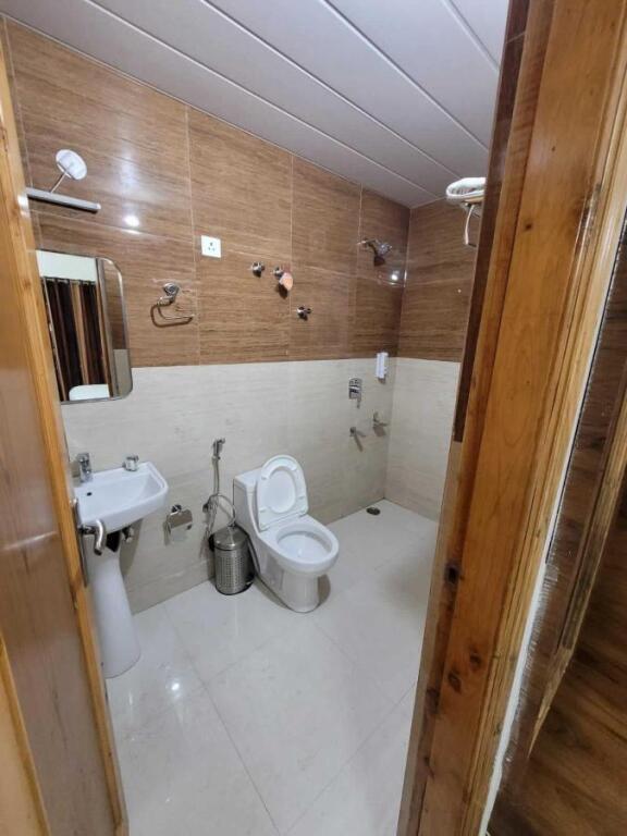 Шимла: Oyo 81277 Kavyansh Inn