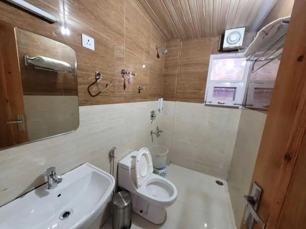 Шимла: Oyo 81277 Kavyansh Inn