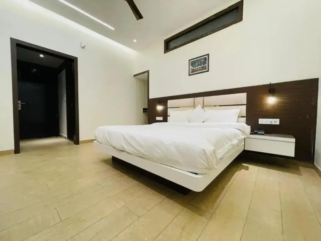 Сирса: Hotel Lotus Inn