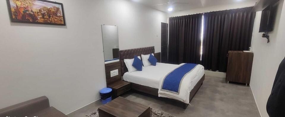 Сурат: OYO Flagship 808256 Hotel Royal Plus