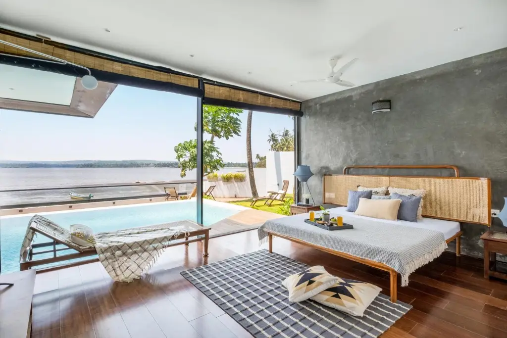 Вагатор: Glasshouse On The Bay