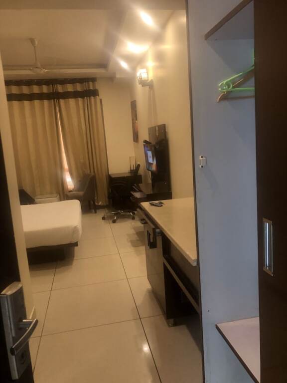 Гуруграм: mizu hotel
