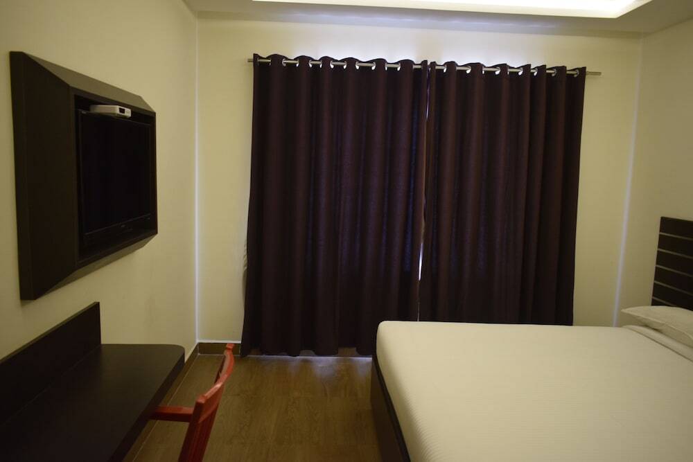 Маилам: Kumaran Residency