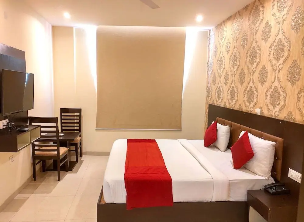 Нью-Дели: Hotel E Suites