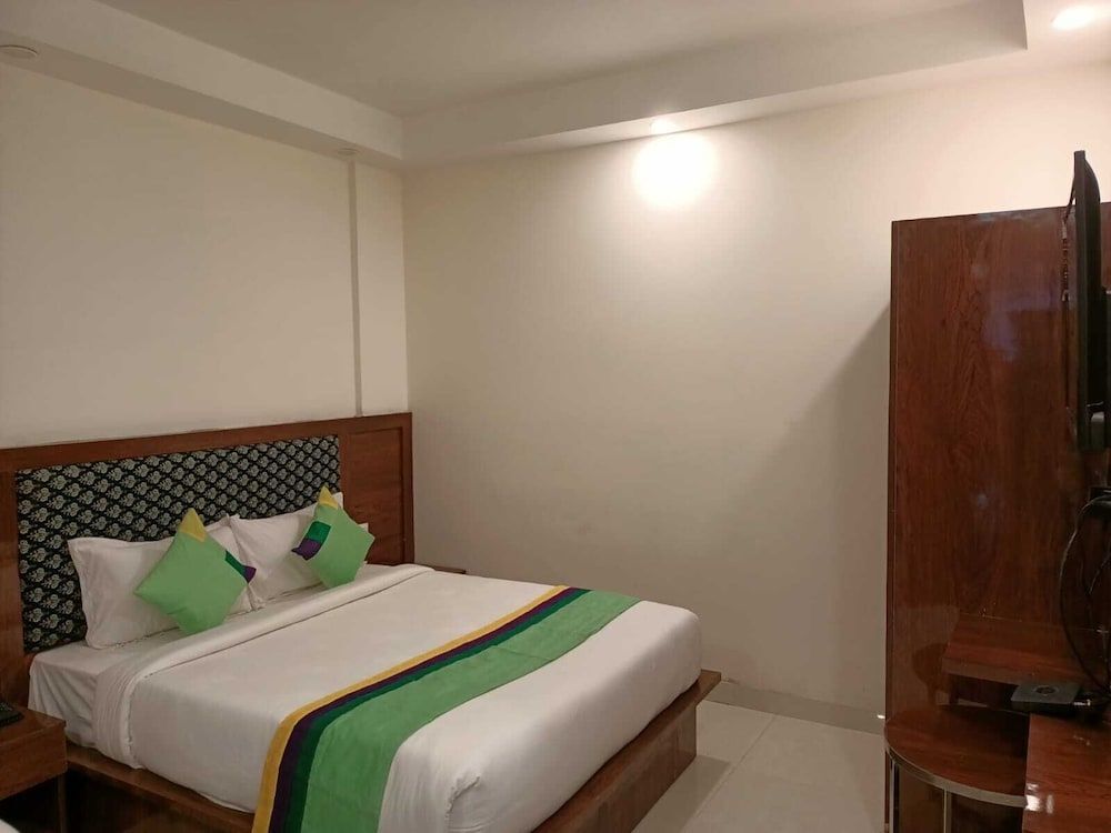 Нью-Дели: Hotel E Suites