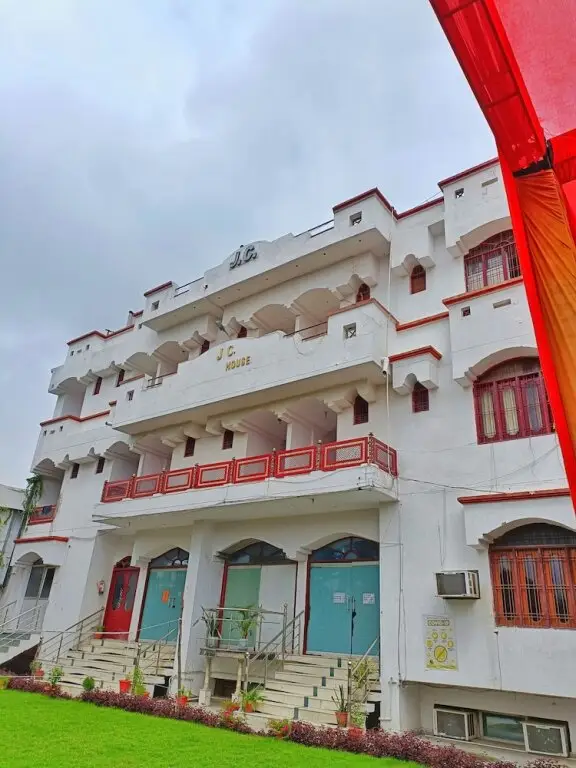 Лакхнау: J C Guest House