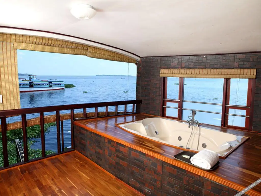 Аллеппи: Grand Nirvana Ultra Luxury House Boat