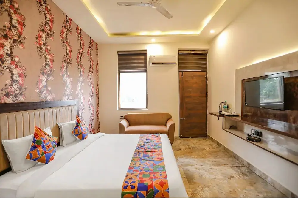 Нойда: FabHotel A&V Hospitality