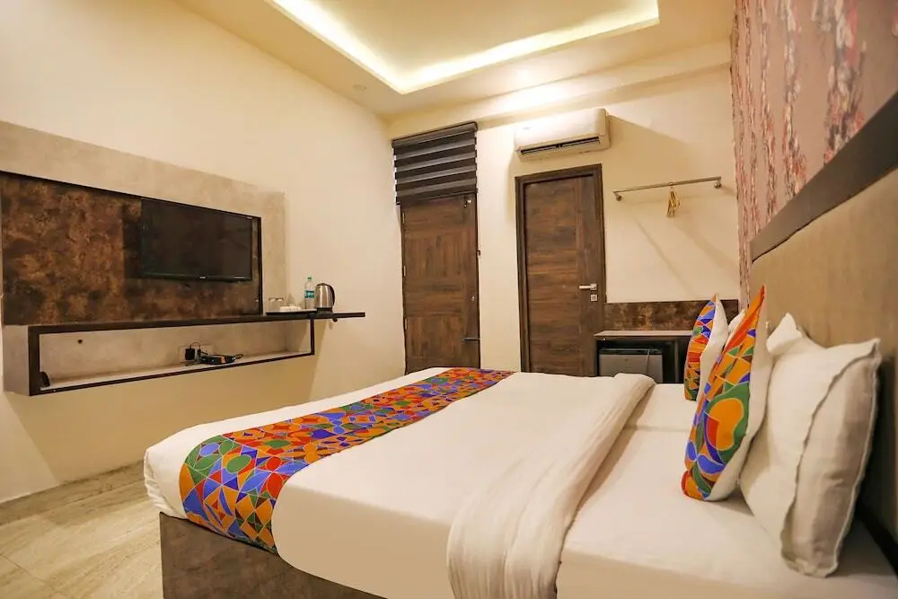Нойда: FabHotel A&V Hospitality