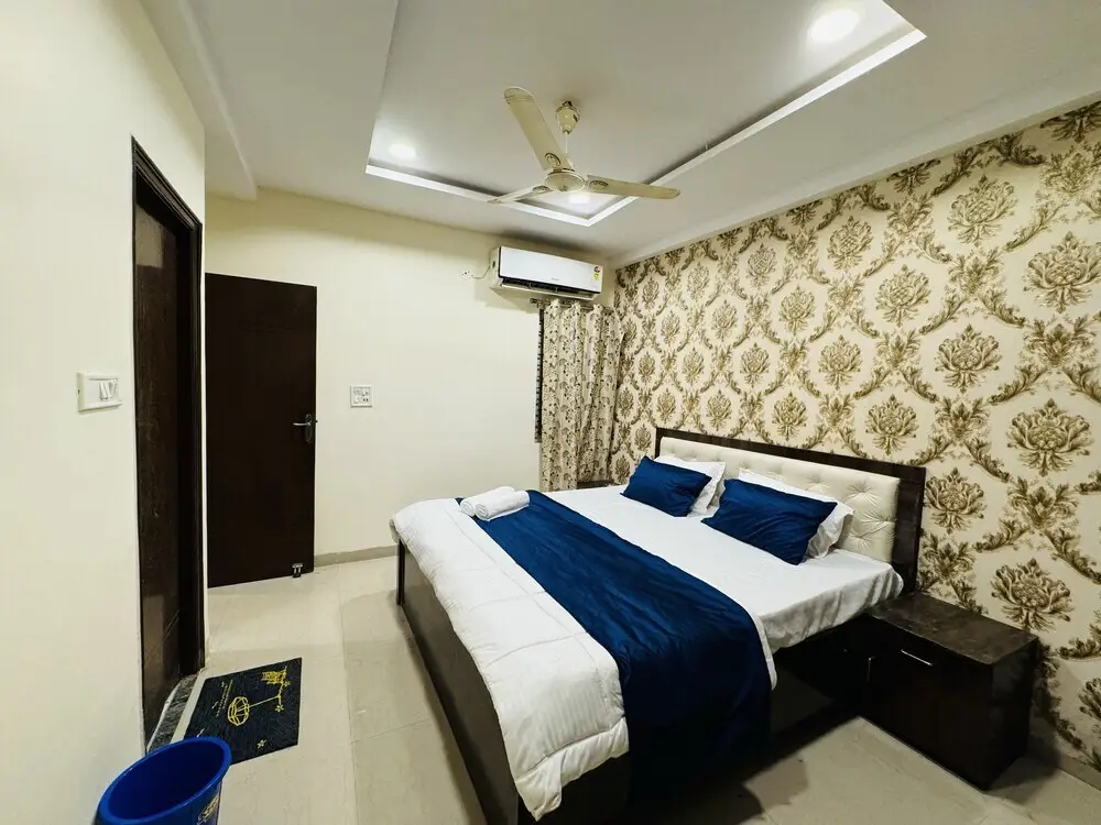 Индаур: Home Escape 2bhk Apartments