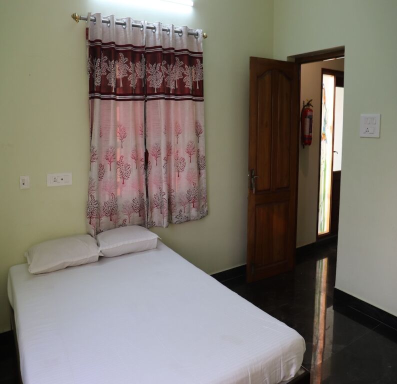 Маилам: CBR Guest House