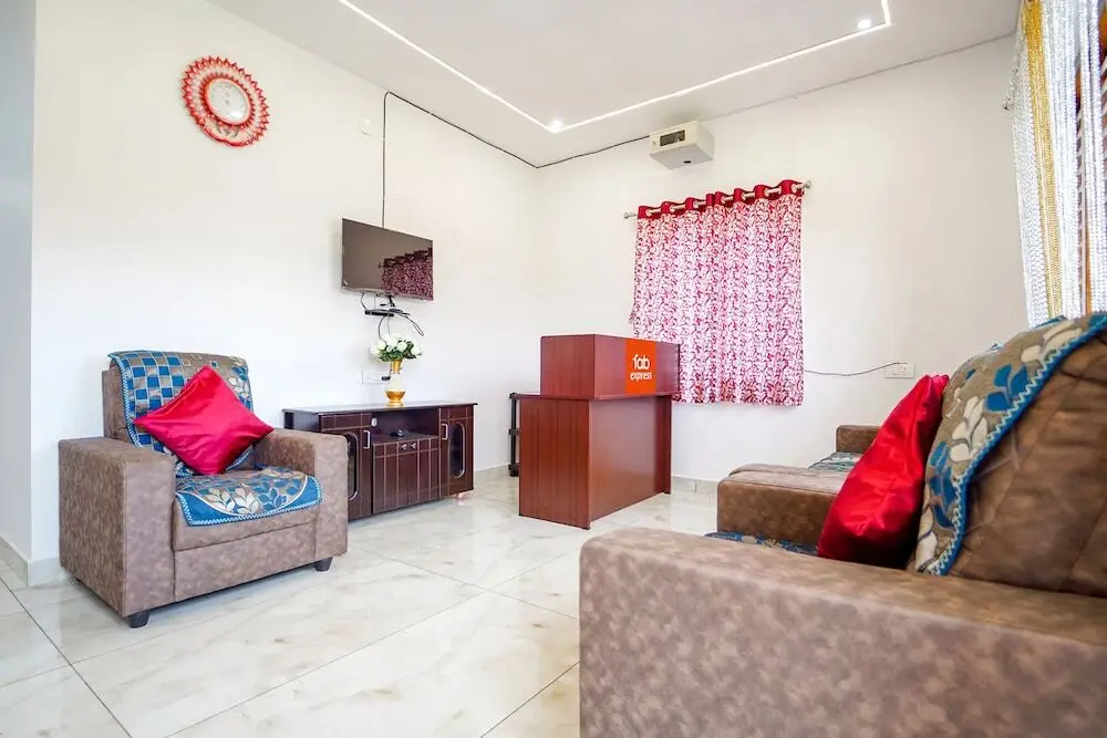Ути: Fabexpress Amuthu Residency