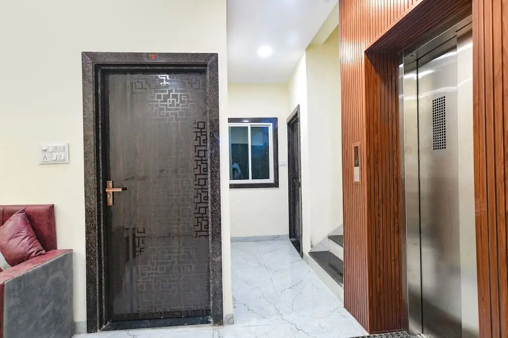 Индаур: Fabexpress Dev Shree Palace