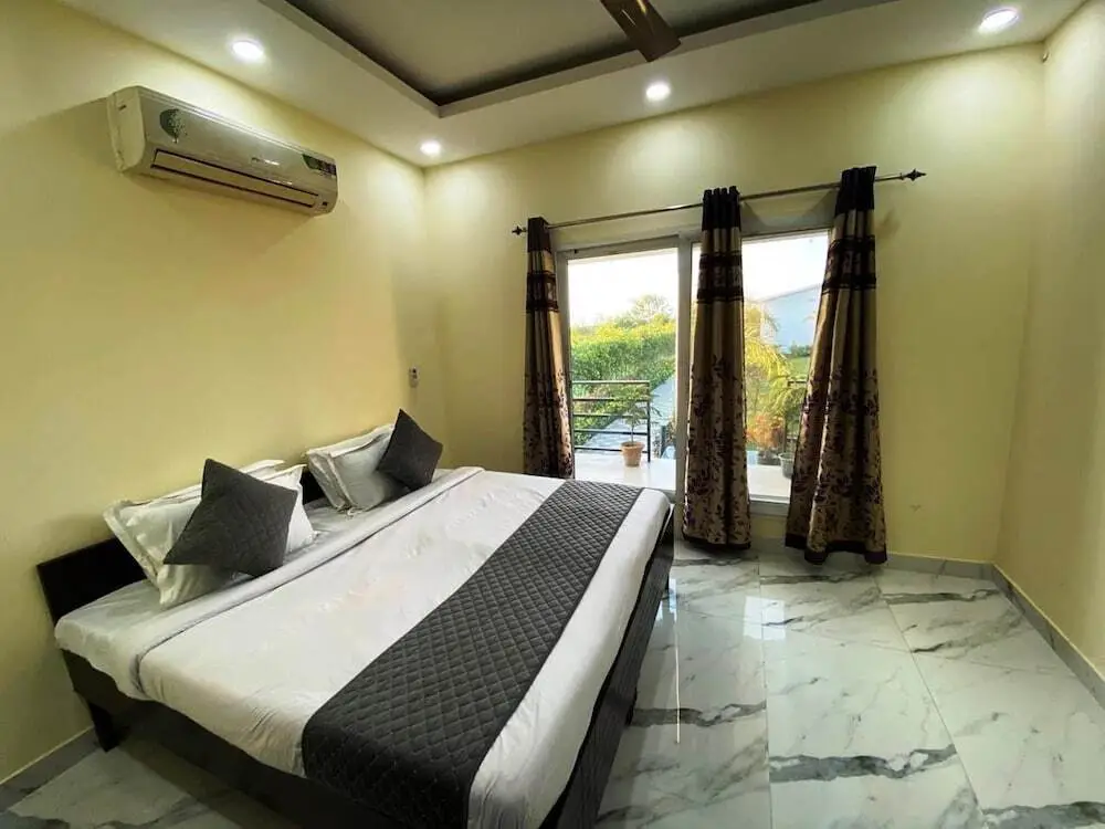 Большая Нойда: GoBravo 72 - 3BHK Farm with Pool & Garden Sec150 Noida