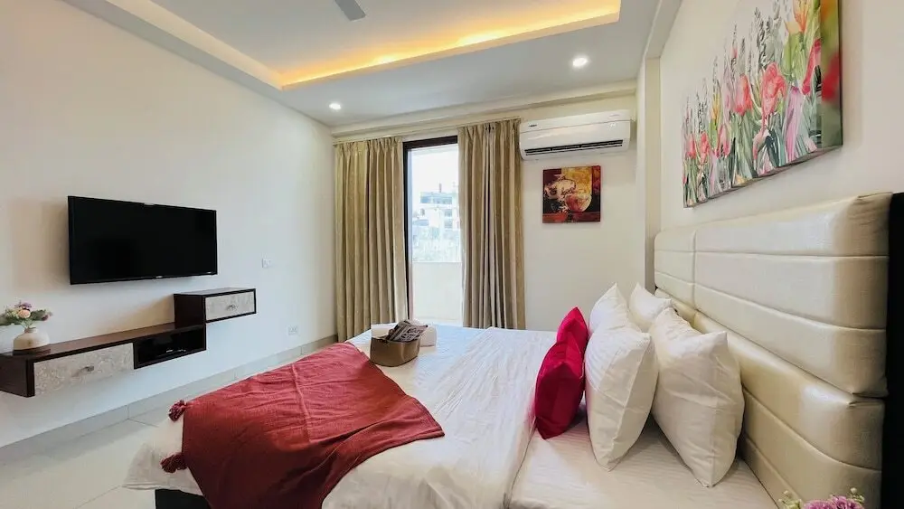 Гуруграм: BluO 3BHK Golf Course Road Balcony Lift
