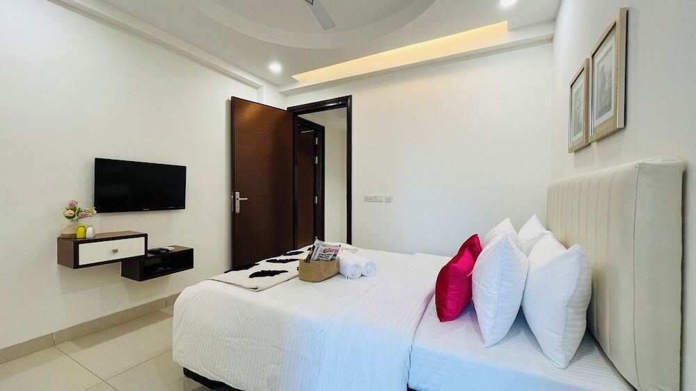 Гуруграм: BluO 3BHK Golf Course Road Balcony Lift