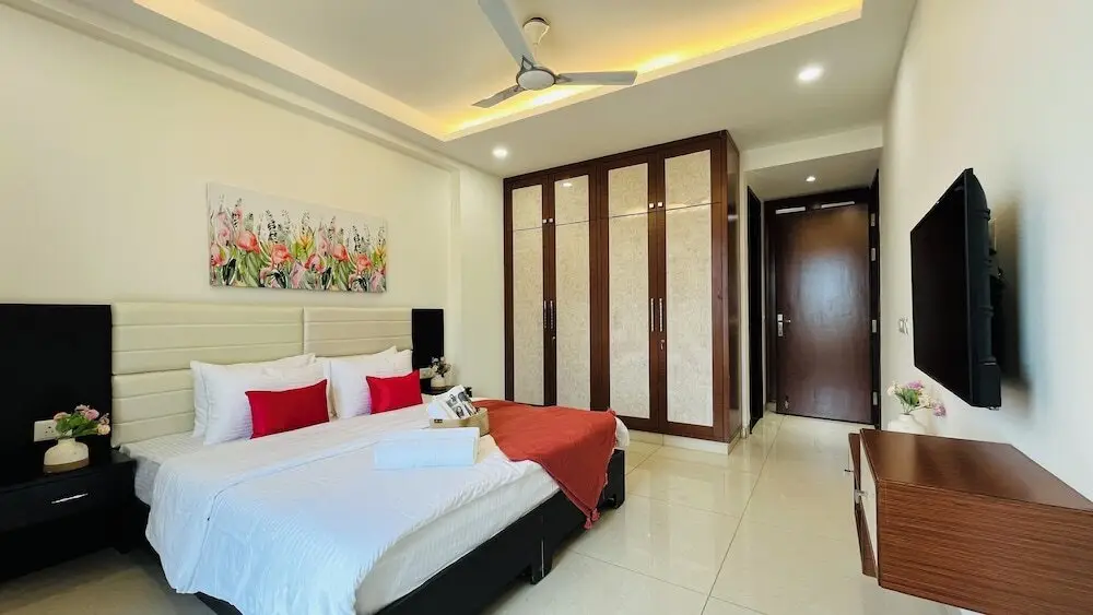 Гуруграм: BluO 3BHK Golf Course Road Balcony Lift