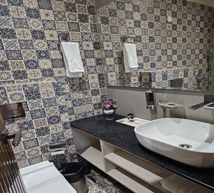 Aligarh: Hotel Gold In Leaf
