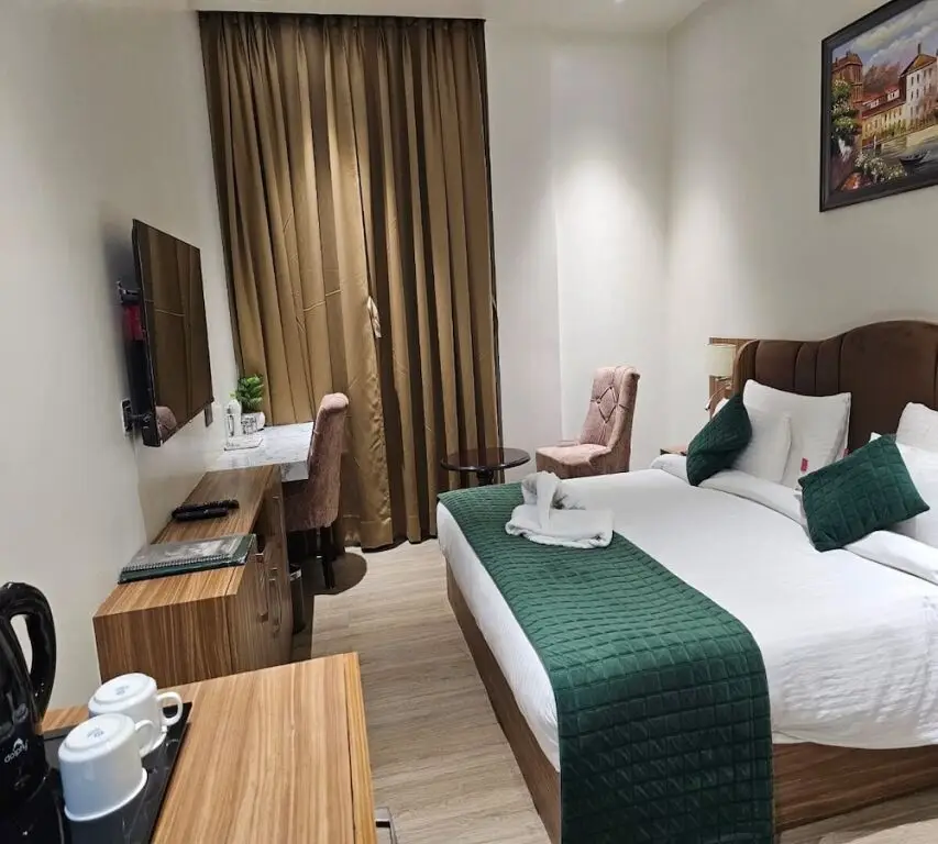 Aligarh: Hotel Gold In Leaf