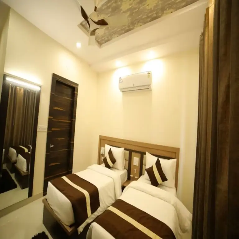 Таннасар: Hotel Amber