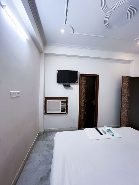 Нойда: Roomshala 117 Shubham residency